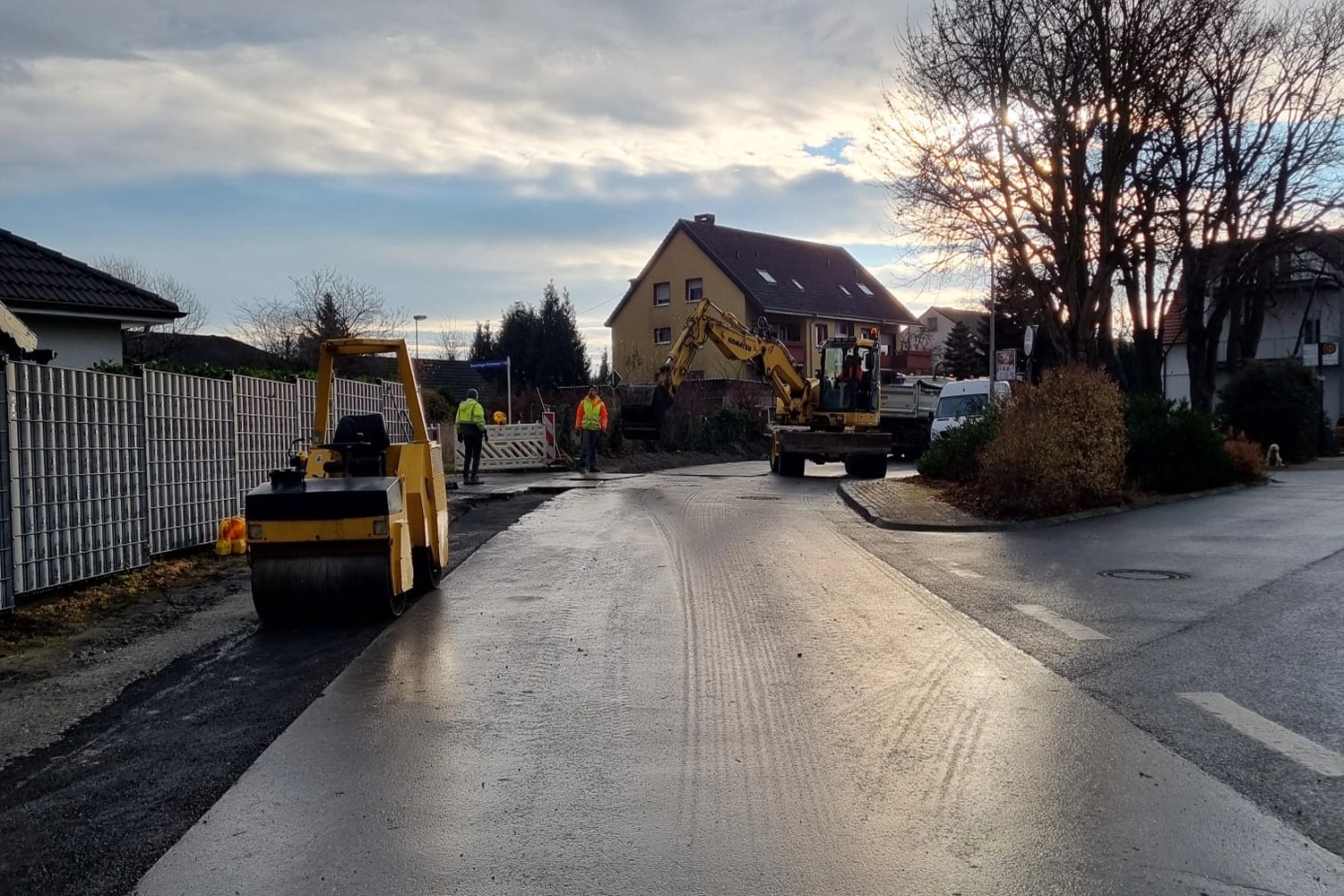Asphaltarbeiten mit Walze nach Netzerweiterung für Westnetz